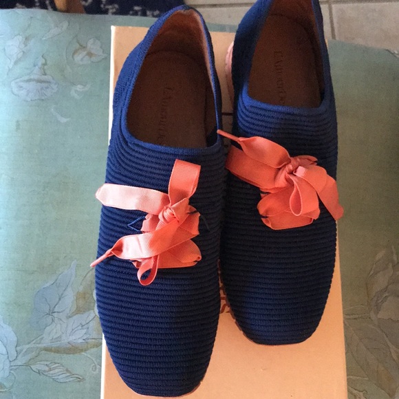 L’Amour Des Pieds navy shoes with coral ties. 8M - Picture 2 of 6